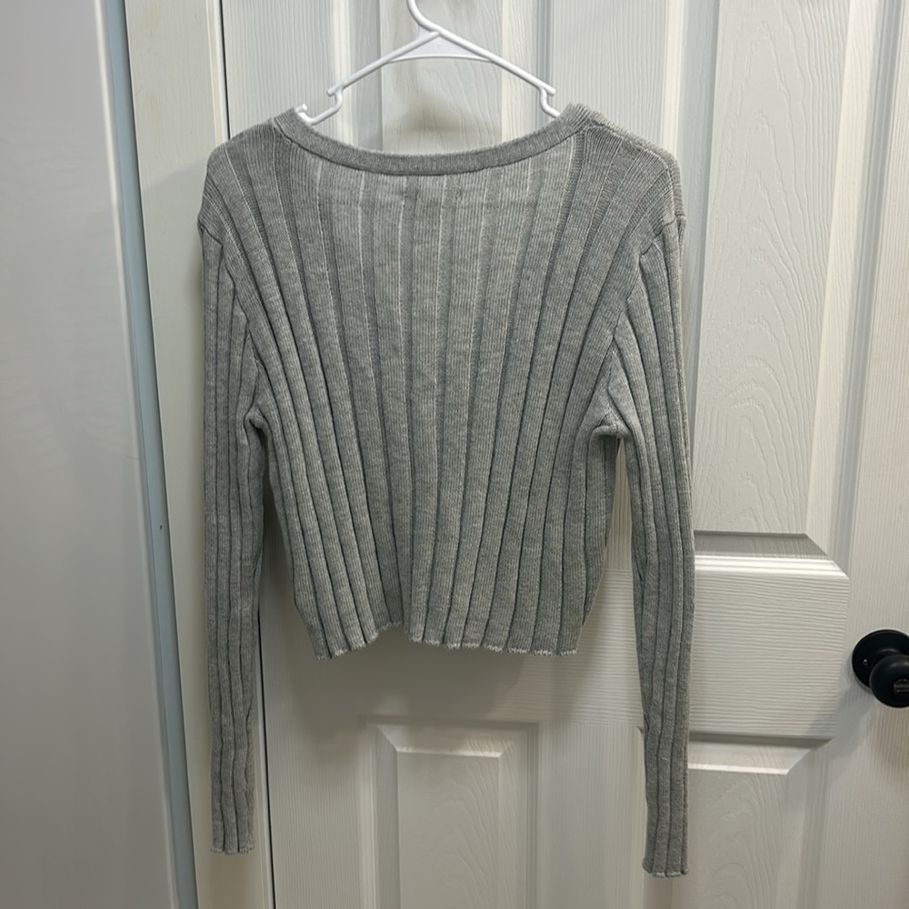 Aeropostale Grey Long Sleeve Cropped Button Up Sweater Size Medium WORN ONCE - Picture 2 of 6